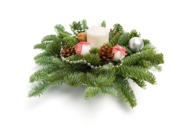 Oluşan köknar twigs, parlak topları, koni kar beyaz bir arka plan üzerinde olmadan mum etrafında Noel dekorasyonu. Yan görünüm