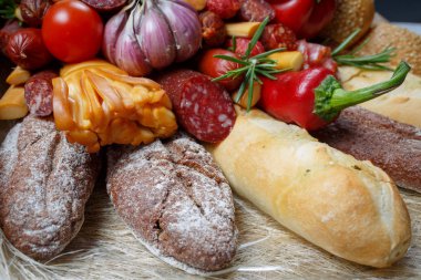 Sosis, füme peynir, biber, kırmızı biber, domates ve siyah ekmek çeşidi oluşan adam, yenilebilir hediyesi. Yakın çekim