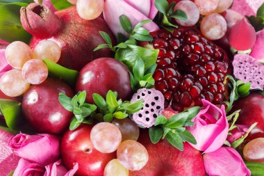 Gül, nar, Erik, üzüm, oluşan bir buket şeklinde orijinal yenilebilir hediye. Yakın çekim