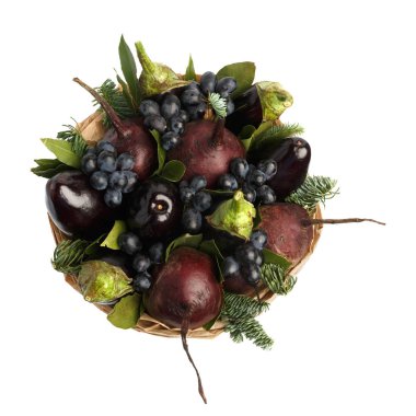 Patlıcan, pancar, üzüm ve defne yaprağı üzerinde beyaz bir arka plan izole oluşan orijinal yenilebilir sebze buketi. Üstten görünüm