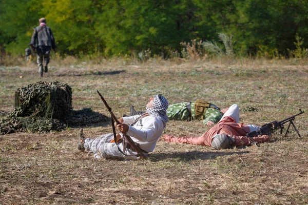 Sambek ロストフ地域 ロシア 2018 歴史祭り Sambek ハイツ 彼の手の中にライフル銃で地面に Mojahed 滝を殺した — ストック写真