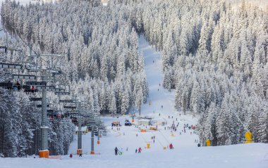 Bukovel, Ukrayna, 08 Ocak, 2013: yeni başlayanlar Kayak iz ve açık sandalye asansör bir güneşli kış günü