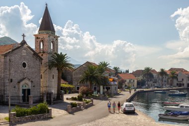 Donja Lastva, Tivat, Karadağ, 06 Ağustos 2014: St. Roko Katolik Boka Kotorska Körfezi kıyısında antik taş evler