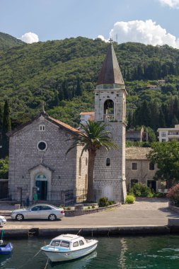 Donja Lastva, Tivat, Karadağ, 06 Ağustos 2014: St. Roko Katolik Boka Kotorska Körfezi kıyısında antik taş evler