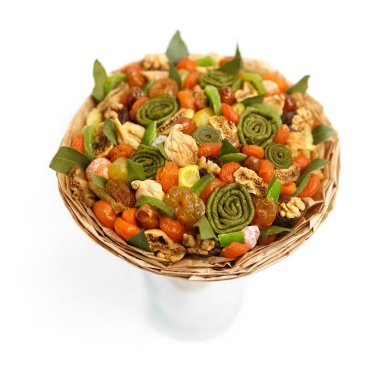 Özgün Hediyelik çeşitli lezzetli kurutulmuş meyveler beyaz zemin üzerinde bir buket şeklinde. Yan görünüm