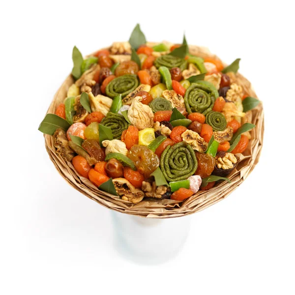 Özgün Hediyelik çeşitli lezzetli kurutulmuş meyveler beyaz zemin üzerinde bir buket şeklinde. Yan görünüm