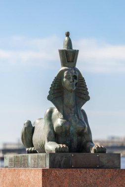 Saint-Petersburg, Rusya, 30 Mayıs 2018: Anıt kurbanları, siyasi Sfenks, Mikhail Shemyakin tarafından oluşturulan heykel temsil baskılar karşısında Kresty hapishane Voskresenskaya dolgu üzerinde. Önden görünüm
