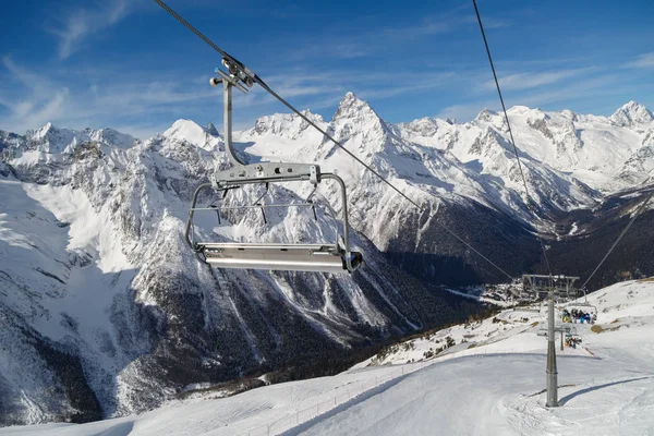 Dombai Rusia Febrero 2018 Hermosa Vista Desde Montaña Hasta Telesilla —  Fotos de Stock