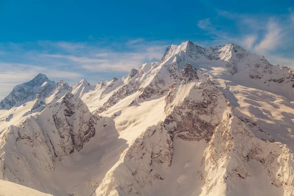 Κορυφογραμμή Της Οροσειράς Του Καυκάσου Κοντά Στην Πόλη Του Dombay — Φωτογραφία Αρχείου