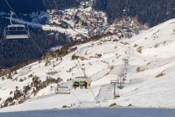 Dombai Russland Februar 2018 Die Menschen Steigen Mit Dem Skilift — Stockfoto