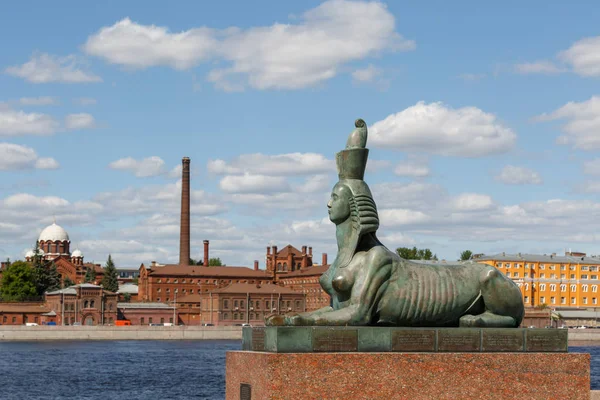Saint-Petersburg, Rusya, 30 Mayıs 2018: Anıt kurbanları, siyasi Sfenks, Mikhail Shemyakin tarafından oluşturulan heykel temsil baskılar karşısında Kresty hapishane Voskresenskaya dolgu üzerinde