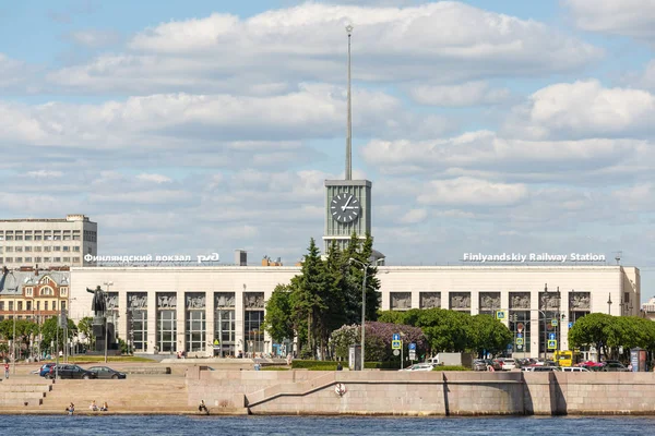 Saint-Petersburg, Rusya, 30 Mayıs 2018: Neva Nehri'nin dolgu Finlyandskiy tren istasyonundan görünümünü bir güneşli bahar gününde