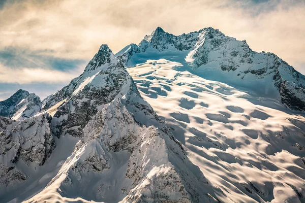 Vackra Färgglada Landskapet Visar Skönheten Kaukasus Bergen Nära Staden Dombai — Stockfoto