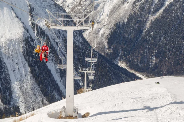 Dombai Rusland Februari 2018 Ski Double Stoeltjeslift Met Mensen Skipistes — Stockfoto