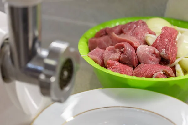 Pedaços Carne Fresca Jazem Uma Tigela Perto Moedor Carne Cozinha — Fotografia de Stock