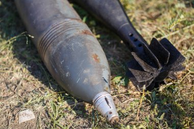 İkinci Dünya Savaşı iki hava bombadan çim üzerinde yalan