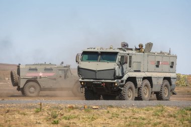 Kadamovskiy eğitim alanı, Rostov bölgesi, Rusya, 26 Ağustos 2018: Uluslararası askeri teknik forum ordu-2018. Çok amaçlı zırhlı araç Gaz-233014 kaplan ve Kamaz-63968 askeri eğitim toprağa hareket ediyor