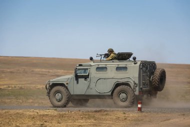 Kadamovskiy eğitim alanı, Rostov bölgesi, Rusya, 26 Ağustos 2018: Uluslararası askeri teknik forum ordu-2018. Zırhlı araç Gaz-233014 kaplan bir makine gunner yukarıda ile hızlı bir şekilde bir askeri eğitim yere gider