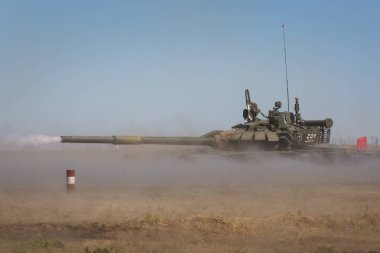 Kadamovskiy eğitim alanı, Rostov bölgesi, Rusya, 26 Ağustos 2018: Uluslararası askeri teknik forum ordu-2018. Rus modern T-90 tankı askeri eğitim zemin ve shoots hareket ediyor