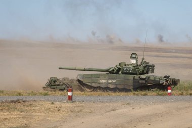 Kadamovskiy eğitim alanı, Rostov bölgesi, Rusya, 26 Ağustos 2018: Uluslararası askeri teknik forum ordu-2018. Beceri için bir ekipman ile modern Rus tankı