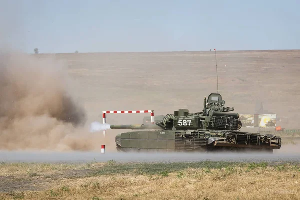 Kadamovskiy eğitim alanı, Rostov bölgesi, Rusya, 26 Ağustos 2018: Uluslararası askeri teknik forum ordu-2018. Rus modern T-90 tankı askeri eğitim zemin ve shoots hareket ediyor