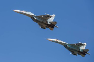 Kadamovskiy eğitim alanı, Rostov bölgesi, Rusya, 26 Ağustos 2018: Uluslararası askeri teknik forum ordu-2018. Su-30 uçak çifti bir askeri eğitim zemin üzerinde gökyüzünde gösteri uçuşlar gerçekleştirin