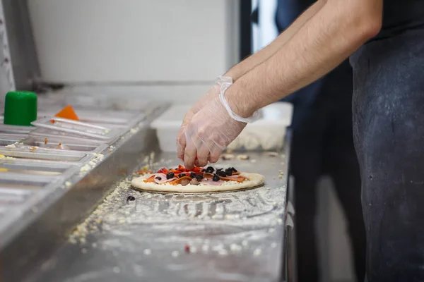 Homme Étale Jambon Olives Paprika Tomates Autres Farces Sur Pizza — Photo