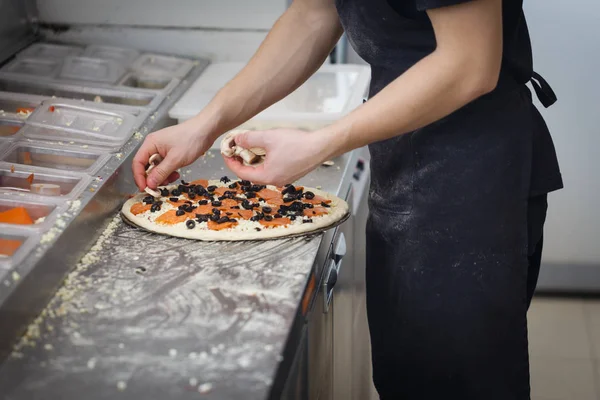 Baker Pose Farce Sur Pizza Dans Restaurant Restauration Rapide — Photo