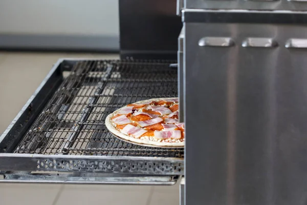 Пицца Начинкой Ветчины Салями Сыра Помидоров Промышленной Печи Пиццерии — стоковое фото