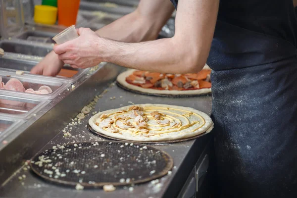 Baker Dépose Viande Poulet Sur Base Pizza Tartinée Mayonnaise — Photo