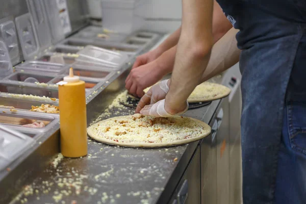 Les Hommes Font Différentes Pizzas Dans Restaurant Restauration Rapide — Photo