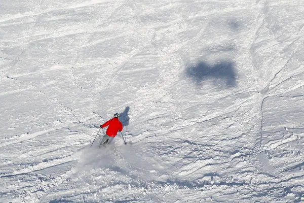 俄罗斯多姆巴伊 2018年2月27日 在冬日阳光明媚的日子里 滑雪者沿着山坡骑行 — 图库照片