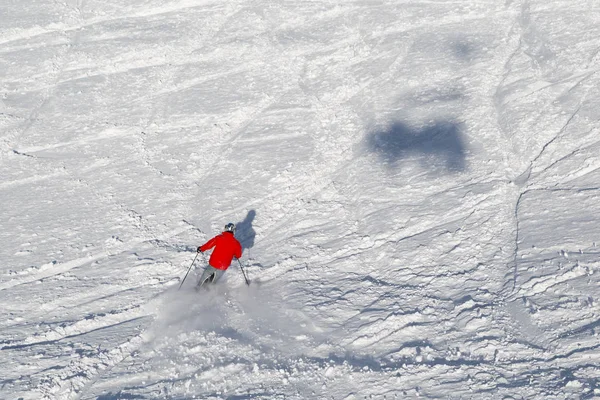 冬の晴れた日に山の斜面に沿って Dombai ロシア 2018 スキーヤー乗り物 — ストック写真
