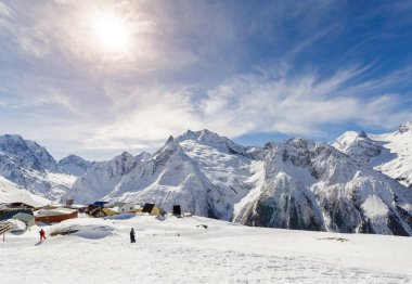 Dombay, Rusya, 27 Şubat 2018: Diğer kayakçı ve kafe ve kayak kiralama ile snowboard düşkünleri için deniz seviyesinden 2550 m yükseklikte düz highland