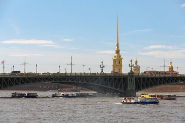 Saint-Petersburg, Rusya, 30 Mayıs 2018: Birkaç Gezi gemileri yelken Peter ve Paul Fortress çerçevede Neva nehrinde
