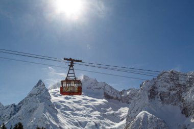 Dombay, Rusya, 27 Şubat 2018: Teleferik büyük vagon turistler için Kayak istasyonu alır.