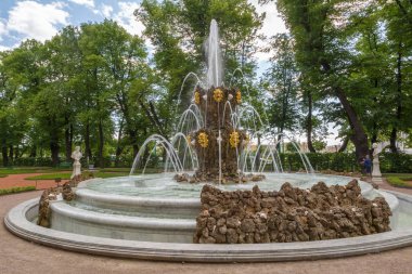 Saint-Petersburg, Rusya, 30 Mayıs 2018: View taçlandıran Fountain'dan mimar Mikhail Zemtsov yaz bahçesinde bahar günü tarafından