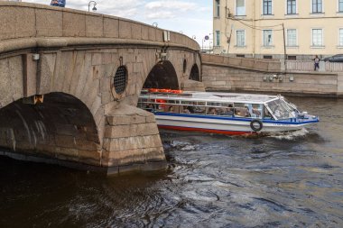 Saint-Petersburg, Rusya, 30 Mayıs 2018: Küçük gezi altında birçok köprüden turist yelkenli gemi