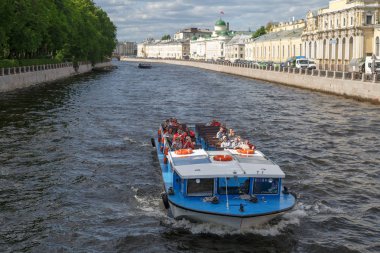 Saint-Petersburg, Rusya, 30 Mayıs 2018: Küçük gezi gemisi Fontanka Nehri St. Petersburg Merkezi boyunca yelken turist