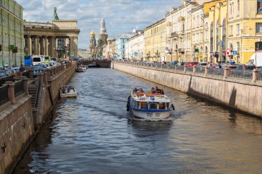 Saint-Petersburg, Rusya, 30 Mayıs 2018: Küçük gezi gemisi Griboedov kanal St. Petersburg Merkezi boyunca yelken turist