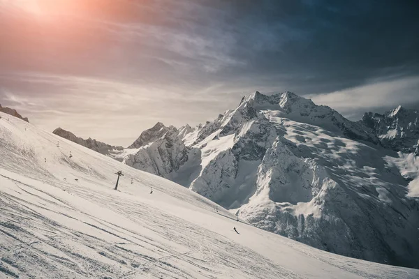 Breed Pistemakers Stoel Skigebied Skilift Achtergrond Van Prachtige Bergen Van — Stockfoto