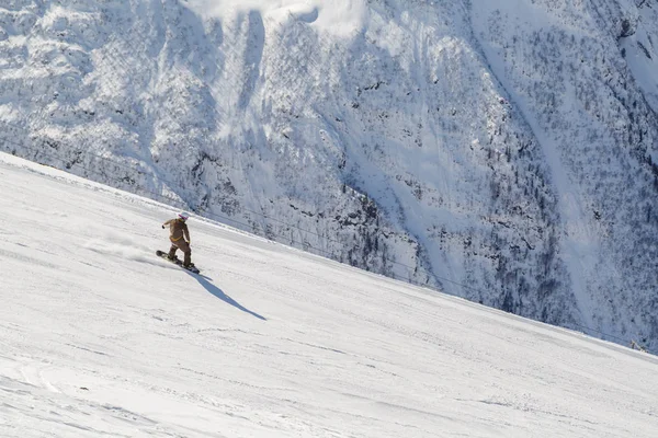 Dombay Rusland Februari 2018 Snowboarder Ritten Een Steile Skipiste Een — Stockfoto