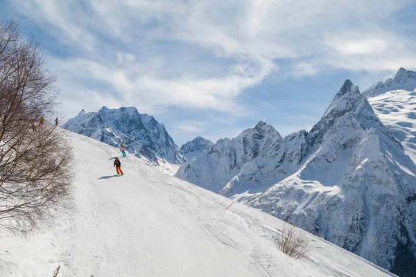 Dombay Rusland Februari 2018 Skiërs Ritje Skipiste Tegen Blauwe Lucht — Stockfoto