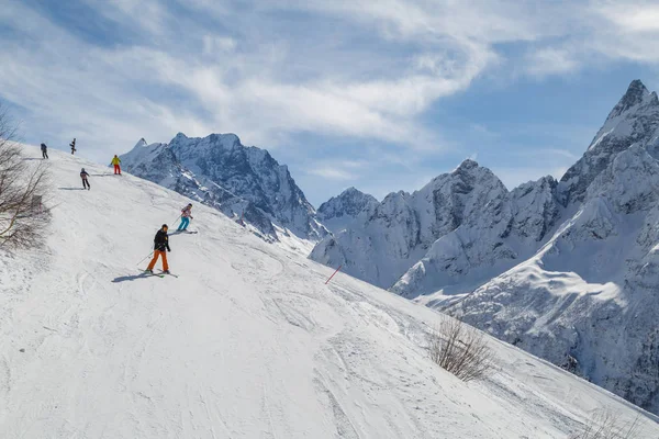 Dombay Rusland Februari 2018 Skiërs Ritje Skipiste Tegen Blauwe Lucht — Stockfoto