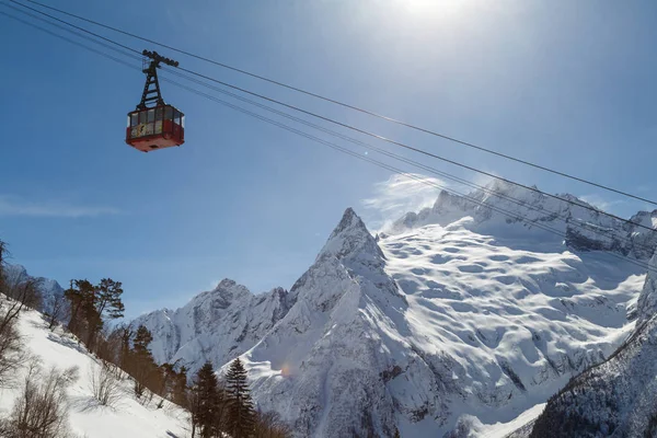 Dombay Russland Februar 2018 Großer Waggon Der Seilbahn Bringt Touristen — Stockfoto