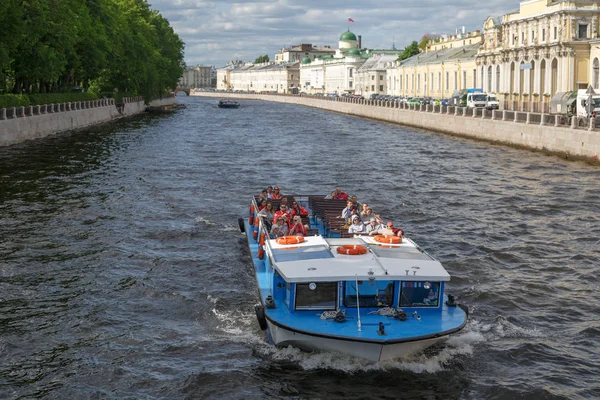 Сент Петерсбург Россия Января 2018 Года Небольшое Экскурсионное Судно Туристами — стоковое фото