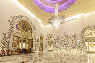 Abu Dhabi, Birleşik Arap Emirlikleri, 10 Ocak 2019: Şeyh Zayed Ulu Camii iç zengin mermer ve çiçek mozaikler ile süslüdür