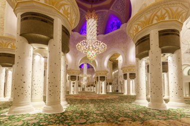 Abu Dhabi, Birleşik Arap Emirlikleri, 10 Ocak 2019: Majestic ve zengin mermer, mozaik ve Sheikh Zayed Ulu Camii altın iç tarafından dekore edilmiştir