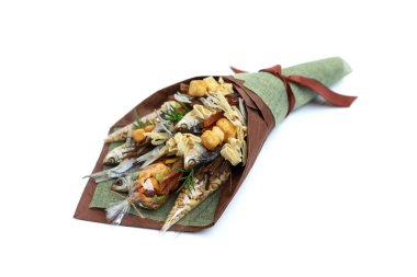 Oluşan özel kokulu kurutulmuş tuzlu balık, tuzlu fıstık, kraker, kurutulmuş ekmek ve beyaz arka plan üzerinde izole diğer bira atıştırmalıklar. Üstten Görünüm