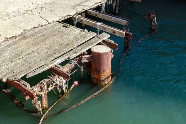 Παλιό Κατεστραμμένο Ξύλινη Προβλήτα Στο Λιμάνι Στη Θάλασσα — Φωτογραφία Αρχείου